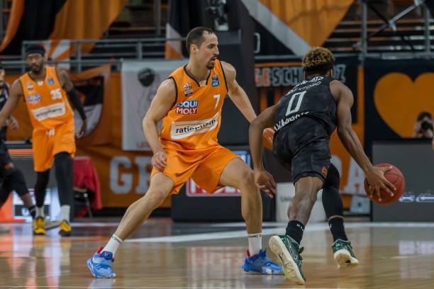 邮报：张伯伦重返英格兰联赛后，将结束与女友9年的分居生活